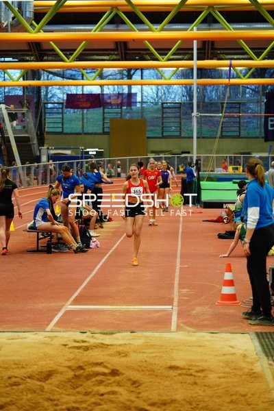 Athletin mit Startnummer 365 in Aktion