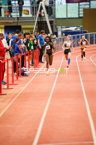 Startnummern 689, 101 und 356 sprinten