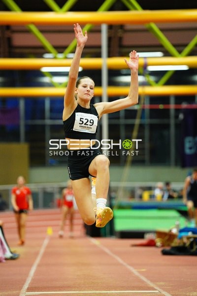 Athletin mit Startnummer 529 beim Weitsprung