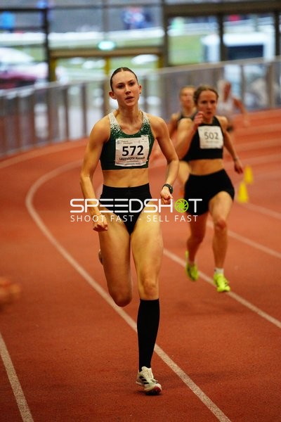 Läuferin {572} führt Rennen an