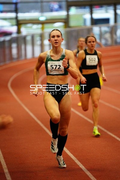 Läuferin {572} führt Rennen an