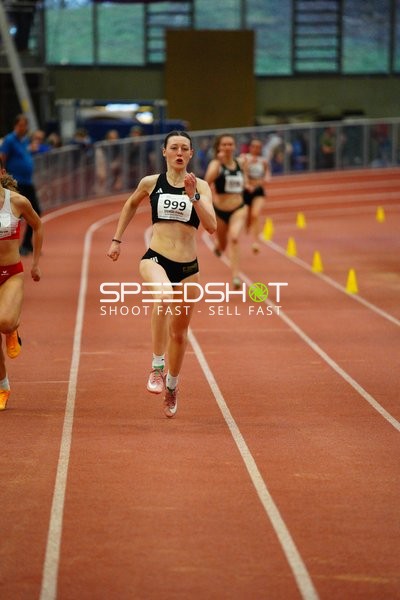 Läuferin mit Startnummer 999 sprintet