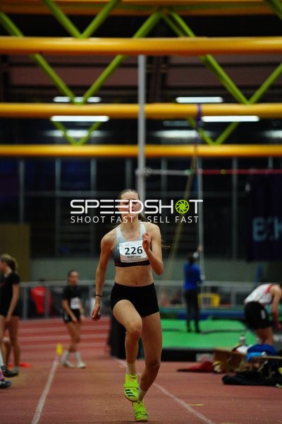 Athletin mit Startnummer 226 in Aktion