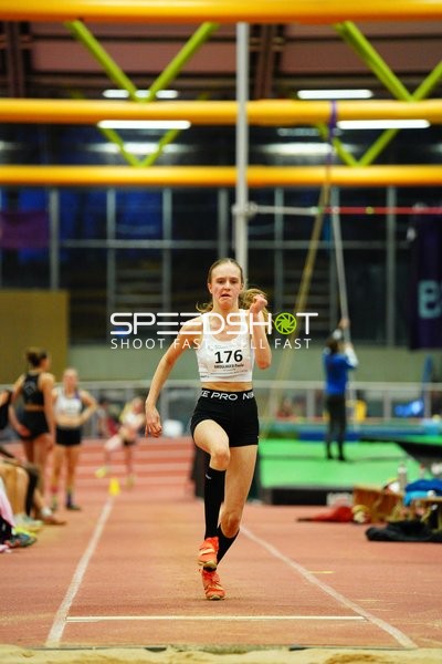 Athletin mit Startnummer 176 in Aktion