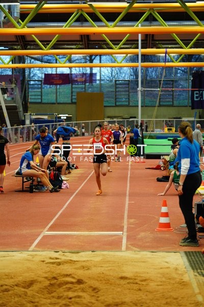 Athletin mit Startnummer 365 in Aktion