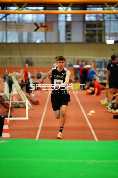 Athlet mit Startnummer 380 im Anlauf