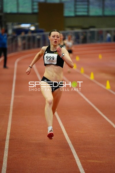 Läuferin mit Startnummer 999 sprintet