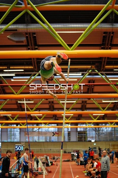 Stabhochsprung in der Halle