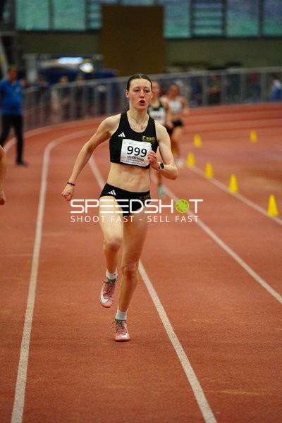 Läuferin mit Startnummer 999 sprintet