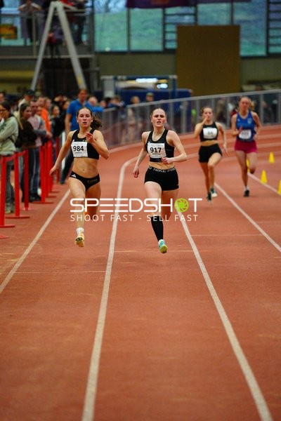 Läuferinnen mit Startnummern sprinten