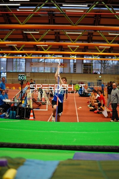 Stabhochsprung mit Startnummer 90