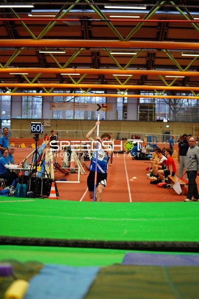 Stabhochsprung mit Startnummer 240