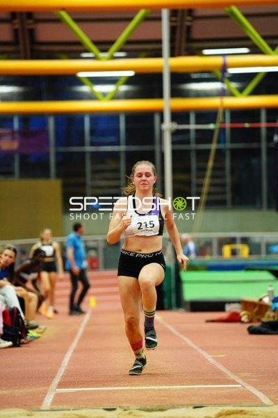 Athletin mit Startnummer 215 beim Weitsprung