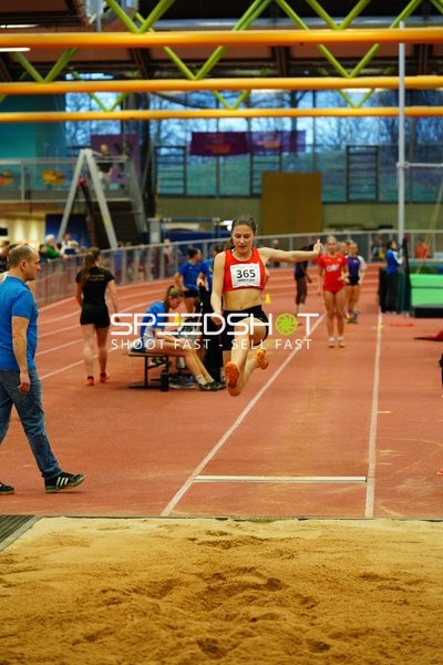 Athletin mit Startnummer 365 beim Weitsprung