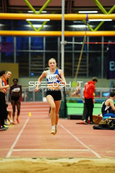 Athletin mit Startnummer 1100 in Aktion