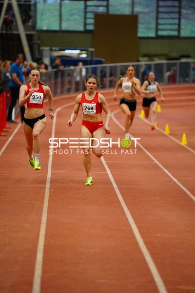 Athletinnen mit Startnummern 768 und 950 in Aktion