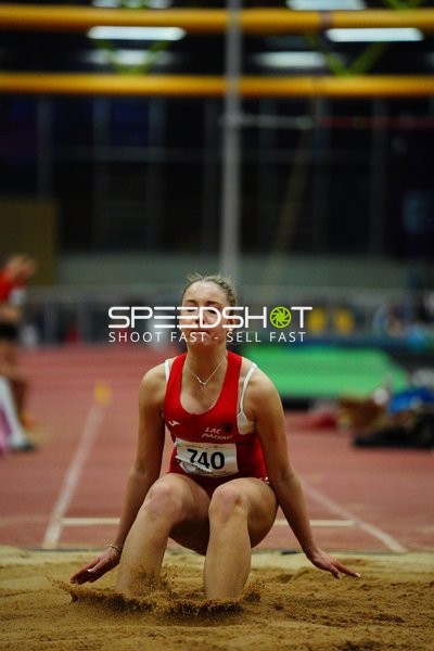Athletin mit Startnummer 740 im Weitsprung