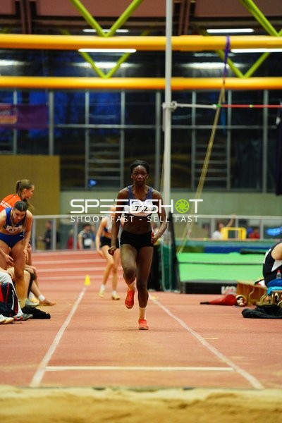 Athletin mit Startnummer 722 in Aktion