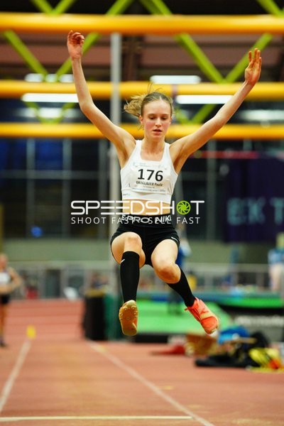 Athletin mit Startnummer 176 im Weitsprung