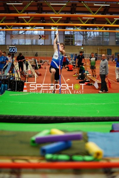 Stabhochsprung mit Startnummer 940