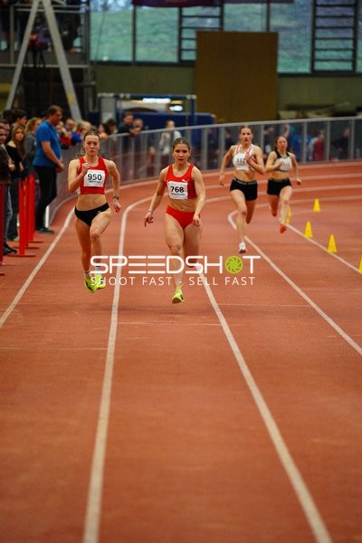 Läuferinnen mit Startnummern sprinten