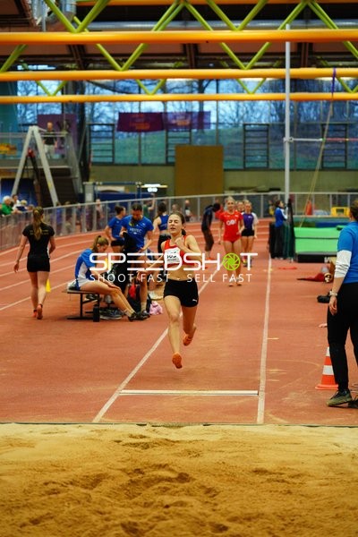 Athletin mit Startnummer 365 beim Weitsprung