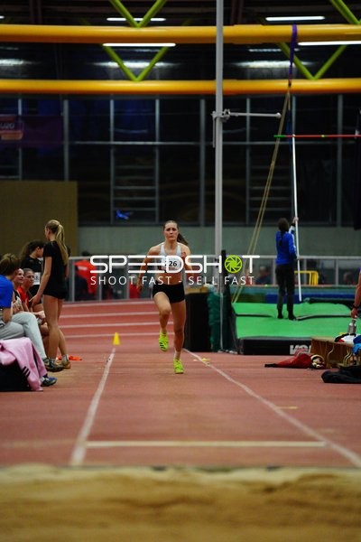 Athletin mit Startnummer 226 sprintet