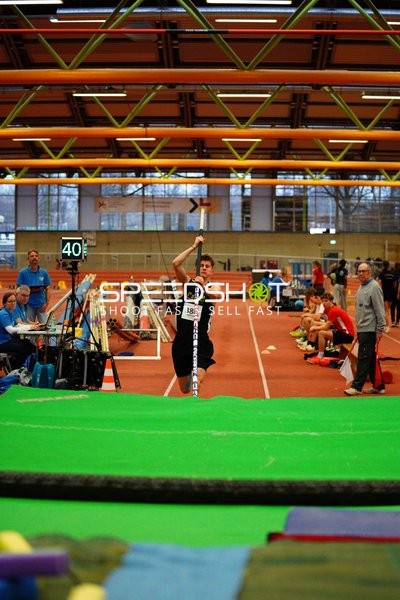 Stabhochsprung mit Startnummer 38