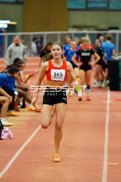 Athletin mit Startnummer 365 in Aktion