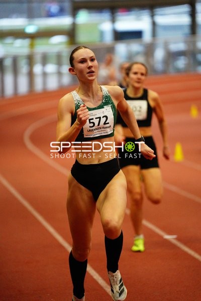 Läuferin mit Startnummer 572 in Führung