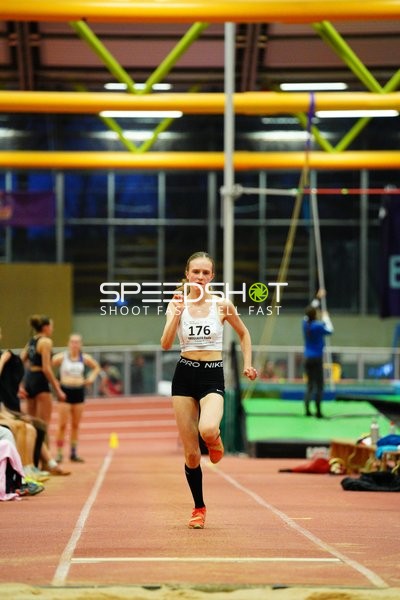 Athletin mit Startnummer 176 in Aktion