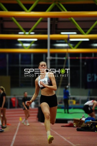 Athletin mit Startnummer 26 in Aktion