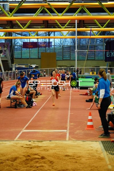 Läuferin mit Startnummer 365 sprintet