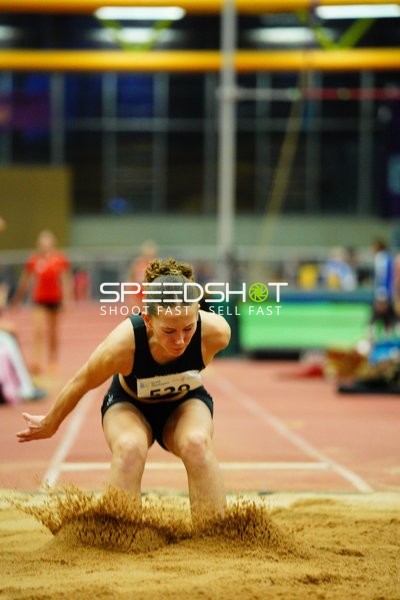 Athletin mit Startnummer 529 beim Weitsprung