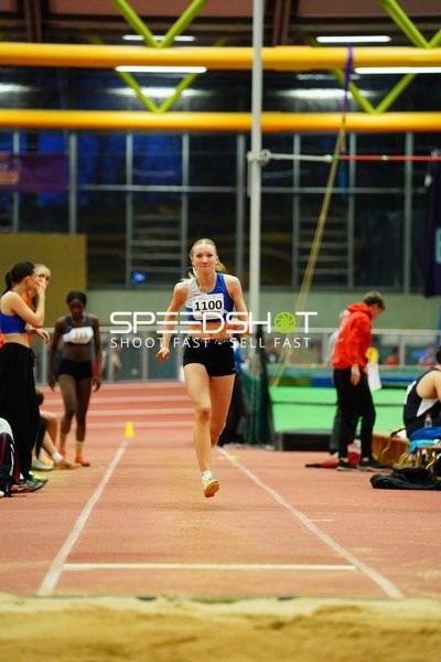 Athletin mit Startnummer 1100 in Aktion