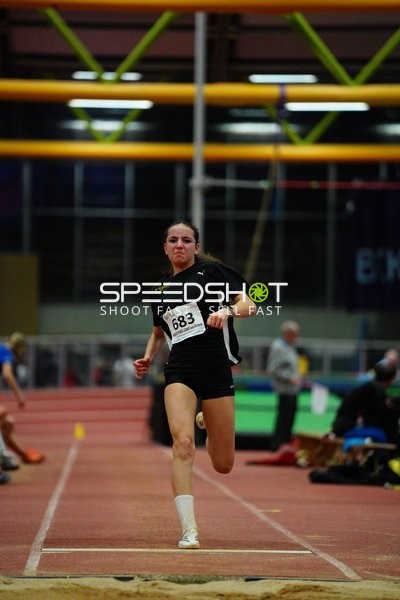 Athletin mit Startnummer 683 beim Weitsprung