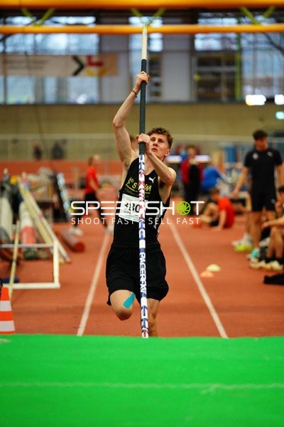 Stabhochsprung mit Startnummer 380