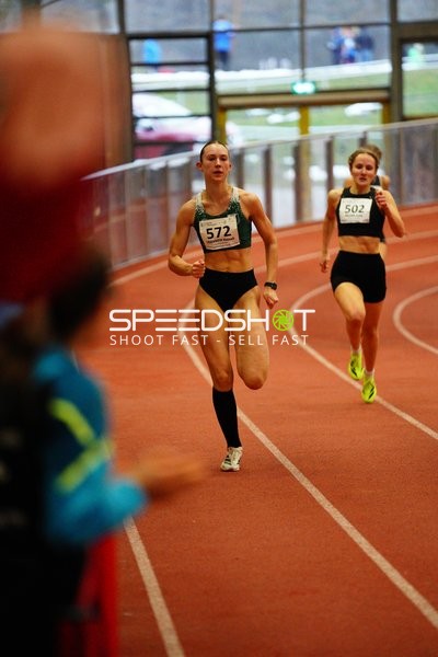 Läuferin mit Startnummer 572 in Führung