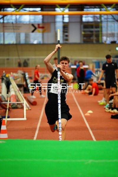 Stabhochsprung mit Startnummer 388