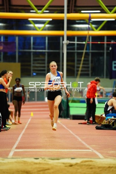 Athletin mit Startnummer 1100 beim Weitsprung