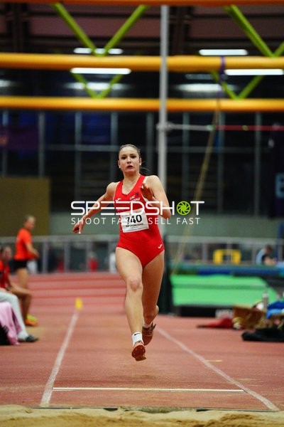 Athletin mit Startnummer 740 beim Weitsprung