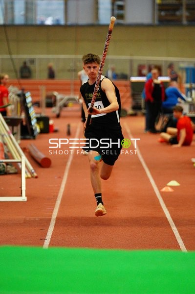 Stabhochsprung mit Startnummer 230