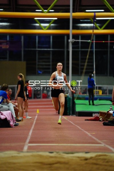 Athletin mit Startnummer 226 in Aktion