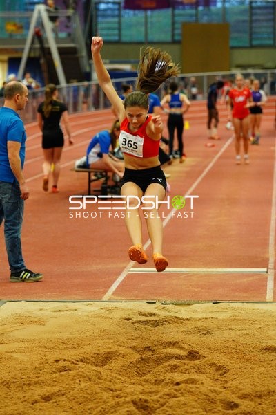 Athletin mit Startnummer 365 beim Weitsprung