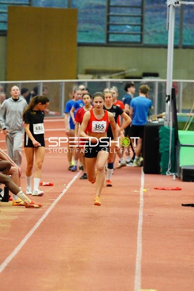 Athletin mit Startnummer 365 in Aktion