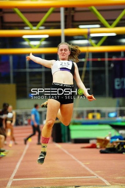 Athletin mit Startnummer 215 in Aktion