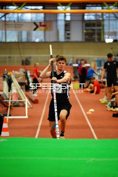 Athlet mit Startnummer 80 beim Stabhochsprung