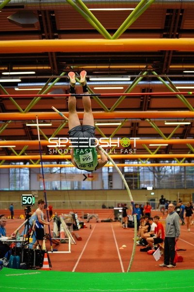 Stabhochsprung mit Startnummer 564