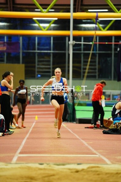 Athletin mit Startnummer 1100 beim Weitsprung