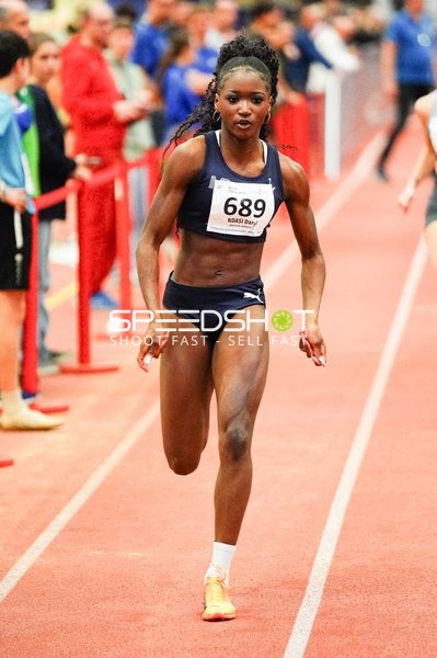 Athletin mit Startnummer 689 in Aktion